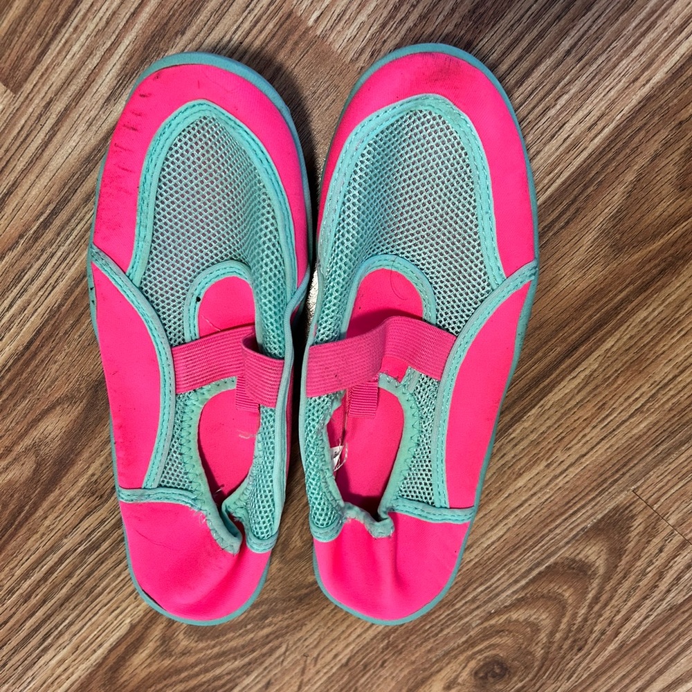 Wonder nation youth water shoes 4/5 never worn sitting in storage.